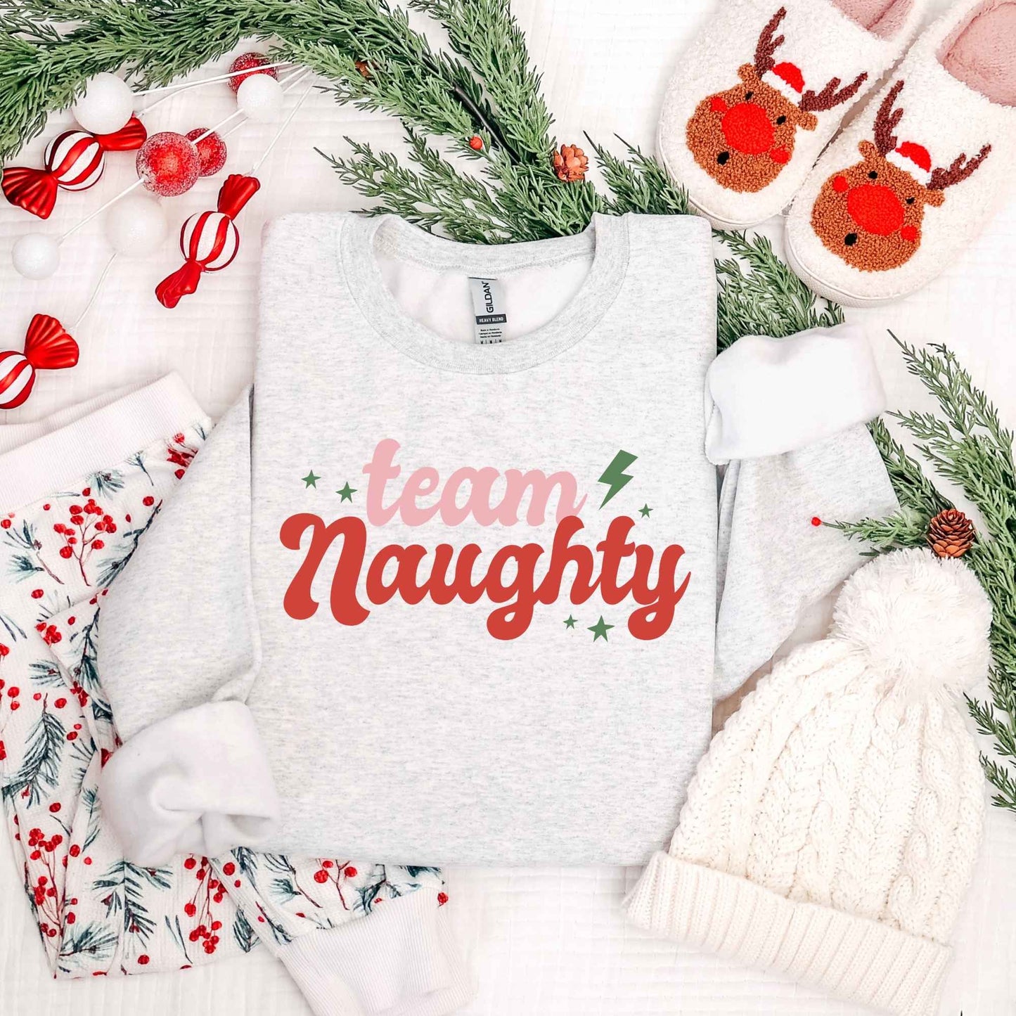 Julegenser med team naughty tekst. Lysgrå farge. Sweatshirt